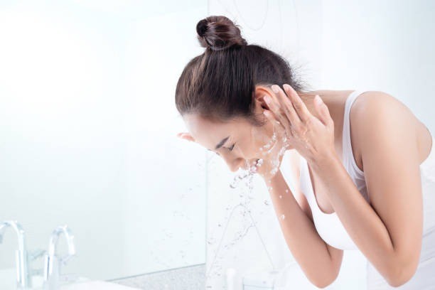 facial ice bath, manfaat es batu untuk wajah, perawatan wajah viral, morning skincare, tips wajah segar, Hailey Bieber beauty routine, rutinitas pagi ibu muda